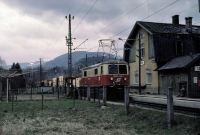 1099.006
Die 1099.006 durchfährt mit einem Güterzug den Bahnhof Loich
Scan vom Dia
Schlüsselwörter: 1099 , 006 , Mariazellerbahn , Talstrecke , Loich