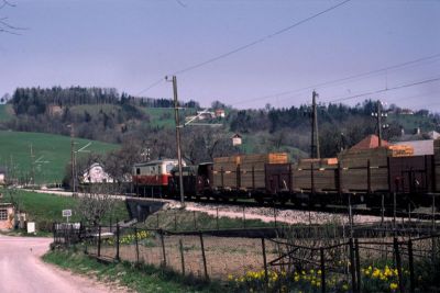 1099.006
Die 1099.006 hat soeben die Haltestelle Mainburg mit einem Güterzug durchfahren
Scan vom Dia
Schlüsselwörter: 1099 ,  006 , Mariazellerbahn , Talstrecke , Mainburg