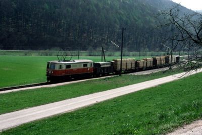 1099.006
Die 1099.006 mit einem Güterzug kurz vor Mainburg
Scan vom Dia
Schlüsselwörter: 1099 , 006 , Mariazellerbahn , Talstrecke , Mainburg