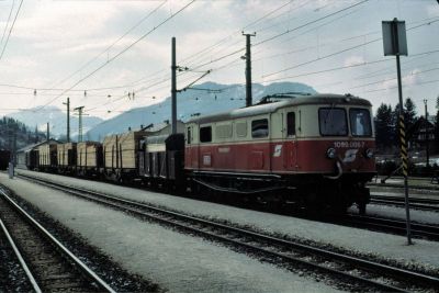 1099.006
Die 1099.006 wartet mit einem Güterzug im Bahnhof Mariazell auf die Abfahrt Richtung St. Pölten
Scan vom Dia
Schlüsselwörter: 1099 , 006 , Mariazellerbahn , Bergstrecke , Mariazell