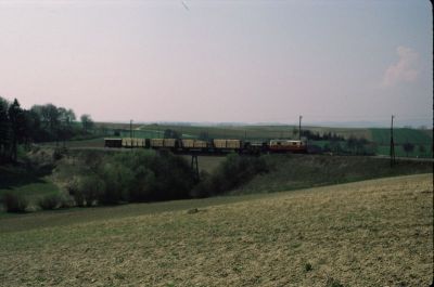 1099.006
Die 1099.006 überquert mit einem Güterzug den Matzersdorfer Viadukt
Scan vom Dia
Schlüsselwörter: 1099 , 006 , Mariazellerbahn , Talstrecke