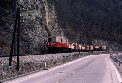 1099.006
Die 1099.006 schlängelt sich mit einem Güterzug zwischen Schwarzenbach und Loich talwärts
Scan vom Dia
Schlüsselwörter: 1099 , 006 , Mariazellerbahn , Talstrecke