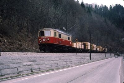 1099.006
Die 1099.006 ist bei Schwarzenbach mit einem Güterzug unterwegs. Die Stützmauer wurde damals vorbildlich erneuert
Scan vom Dia
Schlüsselwörter: 1099 , 006 , Mariazellerbahn , Talstrecke