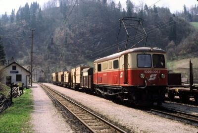 1099.006
Die 1099.006 hat soeben mit einem Güterzug den Bahnhof Schwarzenbach erreicht und wartet nun die Zugkreuzung ab
Scan vom Dia
Schlüsselwörter: 1099 , 006 , Mariazellerbahn , Talstrecke , Schwarzenbach