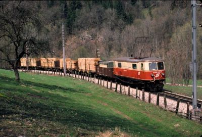 1099.006
Die 1099.006 ist mit einem Güterzug zwischen Schwarzenbach und Loich unterwegs
Scan vom Dia
Schlüsselwörter: 1099 , 006 , Mariazellerbahn , Talstrecke