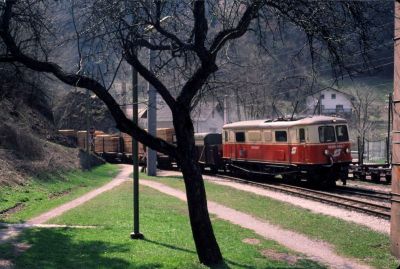 1099.006
Die 1099.006 fährt soeben mit einem Güterzug in Schwarzenbach ein
Scan vom Dia
Schlüsselwörter: 1099 , 006 , Mariazellerbahn , Talstrecke , Schwarzenbach