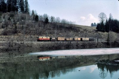 1099.006
Die 1099.006 ist mit einem Güterzug entlang des Stausees Wienerbruck unterwegs
Scan vom Dia
Schlüsselwörter: 1099 , 006 , Mariazellerbahn , Bergstrecke