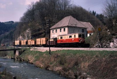 1099.006
Das klassische Fotomotiv: Die 1099.006 mit einem Güterzug beim alten Einfahr-Vorsignal von Frankenfels
Scan vom Dia
Schlüsselwörter: 1099 , 006 , Mariazellerbahn , Talstrecke , Frankenfels