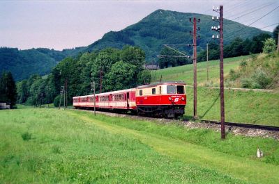 1099.007
Die 1099.007 noch in ihrer ursprünglichen Farbgebung mit dem Eilzug Ötscherland vor Kirchberg
Scan
Schlüsselwörter: 1099 , 007 , Mariazellerbahn , Talstrecke