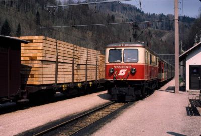 1099.007
Die 1099.007 noch in der "Vor-Velousek-Lackierung" mit dem R 6805 in Schwarzenbach. Am Nebengleis ein Güterzug nach St. Pölten
Scan vom Dia
Schlüsselwörter: 1099 , 007 , Mariazellerbahn , Talstrecke , Schwarzenbach