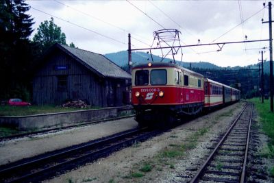 1099.008
Die 1099.008 hat soeben Annaberg erreicht
Scan
Schlüsselwörter: 1099 , 008 , Mariazellerbahn , Bergstrecke , Annaberg