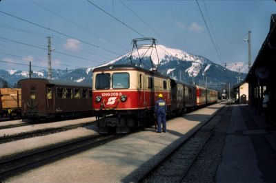 1099.008
Die 1099.008 hat soeben mit dem R 6803 den Bahnhof Mariazell erreicht
Scan vom Dia
Schlüsselwörter: 1099 , 008 , Mariazellerbahn , Bergstrecke , Mariazell