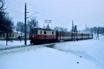 1099.009
Die 1099.009 mit einer reinrassigen Jaffa-Garnitur als E 961 bei Nadelbach
Scan vom Dia
Schlüsselwörter: 1099 , 009 , Mariazellerbahn , Talstrecke , Nadelbach