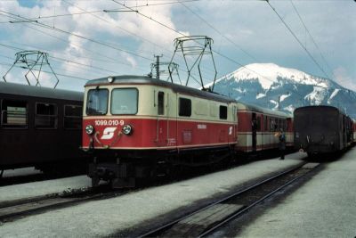 1099.010
Die 1099.010 hat mit dem E961 "Ötscherland" den Bahnhof Mariazell erreicht
Scan vom Dia
Schlüsselwörter: 1099 , 010 , Mariazellerbahn , Bergstrecke , Mariazell