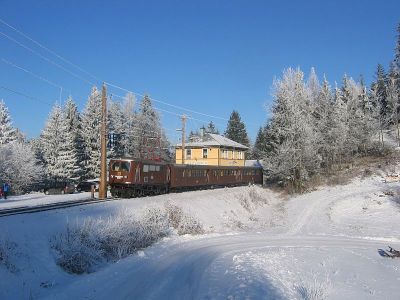 1099.010
Die 1099.010 verlässt mit dem REX 6807 bei traumhaftem Winterwetter den Bahnhof Winterbach
Schlüsselwörter: 1099 , 010 , Mariazellerbahn , Bergstrecke , Winterbach