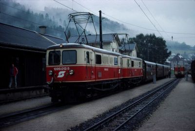 Doppeltraktion
Die 1099.012 und 1099.001 stehen mit dem R 6804 in Mariazell zur Abfahrt nach St. Pölten bereit. Auf Grund der Zuglänge war die Doppeltraktion jedenfalls nicht erforderlich
Scan vom Dia
Schlüsselwörter: 1099 , 012 ,  001 , Mariazellerbahn , Bergstrecke , Mariazell