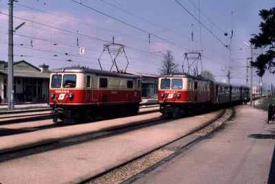 1099.012, 1099.006
Soeben fährt die 1099.006 mit dem R 6819 in Obergrafendorf ein. Am Nebengleis steht die 1099.012 mit einem Rollwagen-Güterzug. Die Kuppelstange lässt dies erahnen
Scan vom Dia
Schlüsselwörter: 1099, 1099.006, 1099.012, Mariazellerbahn, Talstrecke, Obergrafendorf