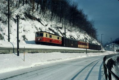 1099.012
Bei schönstem Winterwetter fährt die 1099.012 mit dem R 6805 kurz nach Frankenfels
Scan vom Dia
Schlüsselwörter: 1099 , 012 , Mariazellerbahn , Talstrecke