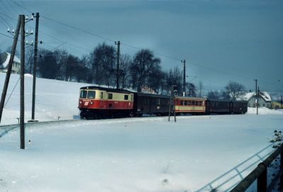 1099.012
Bei strahlendem Winterwetter ist die 1099.012 mit dem R 6805 zwischen Hofstetten und Mainburg unterwegs
Scan vom Dia
Schlüsselwörter: 1099 , 012 , Mariazellerbahn , Talstrecke