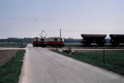 1099.012
Die 1099.012 ist mit einem Rollwagen-Güterzug zwischen Klangen und Obergrafendorf unterwegs
Scan vom Dia
Schlüsselwörter: 1099 , 012 , Mariazellerbahn , Talstrecke