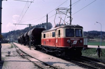 1099.012
Die 1099.012 hält mit einem langen Rollwagengüterzug im Bahnhof Klangen
Scan vom Dia
Schlüsselwörter: 1099 , 012 , Mariazellerbahn , Talstrecke , Klangen