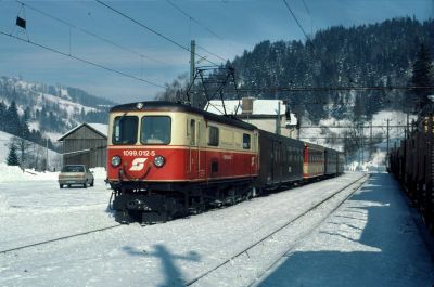 1099.012
Bei strahlendem Winterwetter verlässt die 1099.012 mit dem R 6805 den Bahnhof Laubenbachmühle. Am Nebengleis ist ein Güterzug zu erkennen
Scan vom Dia
Schlüsselwörter: 1099 , 012 , Mariazellerbahn , Bergstrecke , Laubenbachmühle