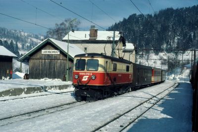 1099.012
Bei strahlendem Winterwetter hält die 1099.012 mit dem R 6805 im Bahnhof Laubenbachmühle
Scan vom Dia
Schlüsselwörter: 1099 , 012 , Mariazellerbahn , Bergstrecke , Laubenbachmühle