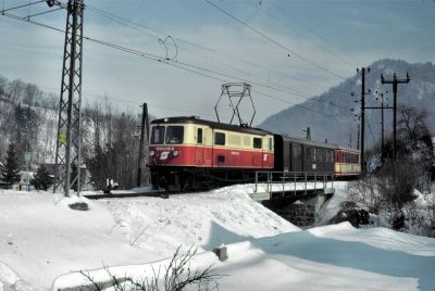 1099.012
An einem herrlichen Wintertag erreicht die 1099.012 mit dem R 6805 den Bahnhof Loich
Scan vom Dia
Schlüsselwörter: 1099 , 012 , Mariazellerbahn , Talstrecke , Loich