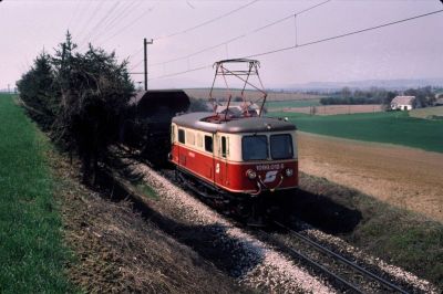 1099.012
Die 1099.012 ist mit einem Rollwagen-Güterzug bei Matzersdorf unterwegs
Scan vom Dia
Schlüsselwörter: 1099 , 012 , Mariazellerbahn , Talstrecke