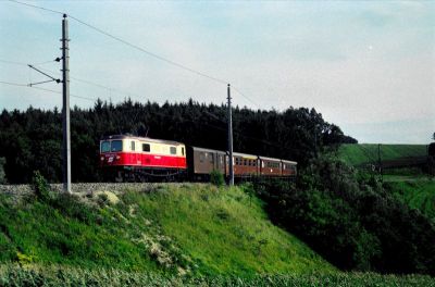 1099.012
Die 1099.012 am Matzersdorfer Viadukt
Scan
Schlüsselwörter: 1099 , 012 , Mariazellerbahn , Talstrecke