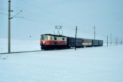 1099.012
Bei herrlichem Winterwetter ist die 1099.012 mit dem R 6805 zwischen Obergrafendorf und Klangen unterwegs
Scan vom Dia
Schlüsselwörter: 1099 , 012 , Mariazellerbahn , Talstrecke