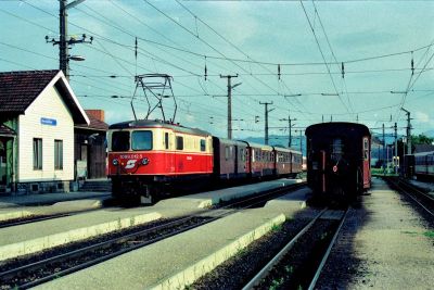 1099-012
Die 1099.012 im August 1993 mit einer stilreinen braunen Garnitur - sogar mit Postwagen - in Obergrafendorf
Scan
Schlüsselwörter: 1099 , 012 , Mariazellerbahn , Talstrecke , Obergrafendorf