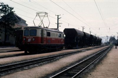 1099.012
Die 1099.012 steht mit einem langen Rollwagen-Güterzug in Obergrafendorf
Scan vom Dia
Schlüsselwörter: 1099 , 012 , Mariazellerbahn , Talstrecke , Obergrafendorf