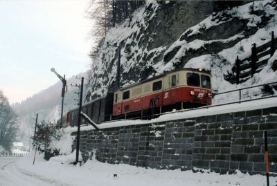 1099.012
Die 1099.012 fährt mit dem R 6805 am Einfahrsignal von Schwarzenbach vorbei
Scan vom Dia
Schlüsselwörter: 1099 , 012 , Mariazellerbahn , Talstrecke