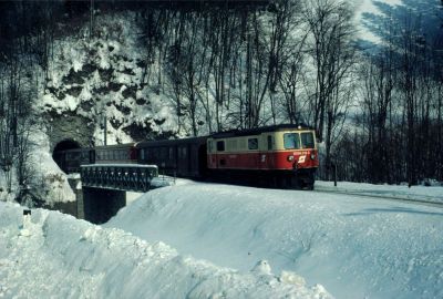 1099.012
Die 1099.012 ist mit dem R 6805 zwischen Schwarzenbach und Frankenfels unterwegs
Scan vom dia
Schlüsselwörter: 1099 , 012 , Mariazellerbahn , Talstrecke