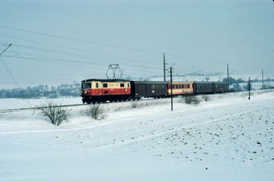 1099.012
Die 1099.012 ist bei herrlich Winterstimmung mit dem R 6805 bei Völlerndorf unterwegs.
Scan vom Dia
Schlüsselwörter: 1099 , 012 , Mariazellerbahn , Talstrecke , VöllerndorF