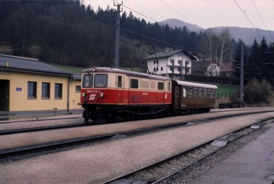 1099.013
Die 1099.013 steht mit einem Probezug im Bahnhof Kirchberg an der Pielach
Scan vom Dia
Schlüsselwörter: 1099 , 013 , Mariazellerbahn , Talstrecke , Kirchberg