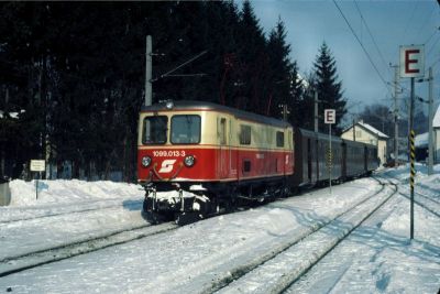 1099.013
Die 1099.013 erreicht mit dem R 6819 bei strahlendem Winterwetter den Bahnhof Kirchberg an der Pielach
Scan vom Dia
Schlüsselwörter: 1099 , 013 , Mariazellerbahn , Talstrecke , Kirchberg