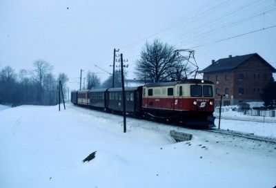 1099.013
Die 1099.013 mit montiertem Schneepflug fährt mit dem R 6800 bei Nadelbach Richtung St. Pölten
Scan vom Dia
Schlüsselwörter: 1099 , 013 , Mariazellerbahn , Talstrecke , Nadelbach