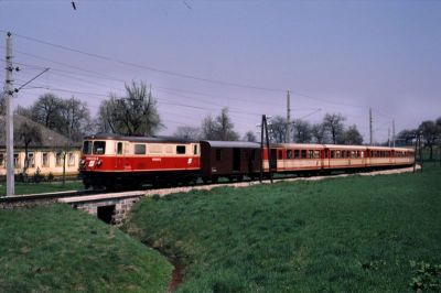 1099.013
Die 1099.013 ist mit dem R 6807 bei Nadelbach unterwegs
Scan vom Dia
Schlüsselwörter: 1099 , 013 , Mariazellerbahn , Talstrecke , Nadelbach