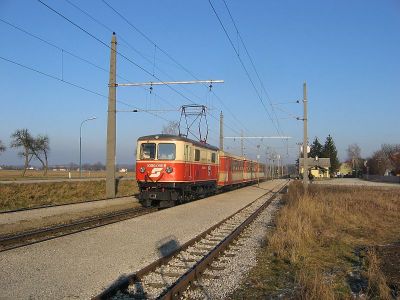 1099.016
Die 1099.016 wartet mit dem R 6813 die Zugkreuzung in Klangen ab
Schlüsselwörter: 1099 , 016 , Mariazellerbahn , Talstrecke , Klangen