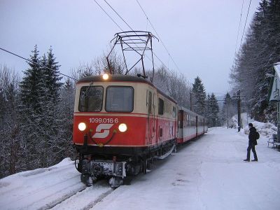 1099.016
Die 1099.016 hält mit dem R 6812 im Bahnhof Puchenstuben
Schlüsselwörter: 1099 , 016 , Mariazellerbahn , Bergstrecke , Puchenstuben