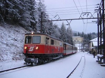 1099.016
Die 1099.016 hat soeben mit dem R 6812 den Bahnhof Winterbach erreicht.
Schlüsselwörter: 1099 , 016 , Mariazellerbahn , Bergstrecke , Winterbach
