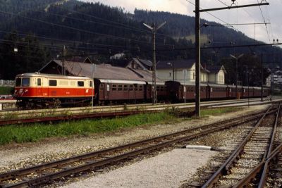 1099.02
Die 1099.02 mit einer reinrassig braunen Garnitur in Mariazell 1981
Noch bestehen die alten Fahrleitungsanlagen
Scan vom Dia
Schlüsselwörter: 1099 , 02 , Mariazellerbahn , Bergstrecke , Mariazell