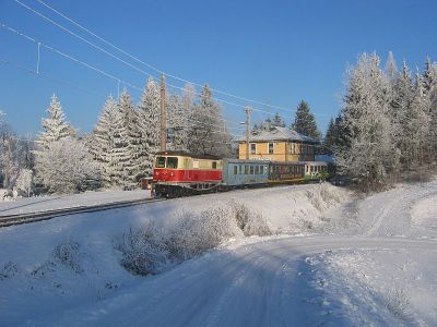 1099.02
Die 1099.02 mit dem bunten Wagensatz verlässt am Morgen des 29.12.2008 mit dem R 6805 den Bahnhof Winterbach
Schlüsselwörter: 1099 , 02 , Mariazellerbahn , Bergstrecke , Winterbach