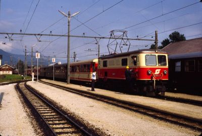 1099.03
Die 1099.03 verschiebt noch unter der alten Fahrleitungsanlage im Bahnhof Mariazell im Jahr 1981
Schlüsselwörter: 1099 , 03 , Mariazellerbahn , Bergstrecke , Mariazell