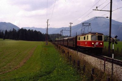 1099.04
Die 1099.04 erreicht mit einer reinrassig braunen Garnitur 1981 den Bahnhof Mariazell. Genau in der Bildmitte ist noch das Einfahr-Flügelsignal zu erkennen
Scan vom Dia
Schlüsselwörter: 1099 , 04 , Mariazellerbahn , Bergstrecke , Mariazell