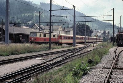 1099.05
Im August 1984 war die alte Fahrleitungsanlage in Mariazell noch in Verwendung. Die neuen Masten sind bereits aufgestellt.
Scan vom Dia
Schlüsselwörter: 1099 , 005 , Mariazellerbahn , Bergstrecke , Mariazell