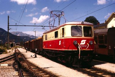 1099.07
1980 steht die 1099.07 noch mit Metallziffern mit einem Güterzug in Mariazell
Scan vom Dia
Schlüsselwörter: 1099 , 007 , Mariazellerbahn , Bergstrecke , Mariazell