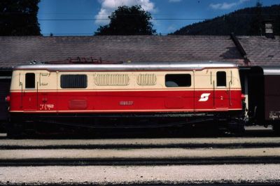 1099.07
Im Jahr 1981 präsentiert sich die 1099.07 noch mit Metallziffern in Mariazell
Scan vom Dia
Schlüsselwörter: 1099 , 007 , Mariazellerbahn , Bergstrecke , Mariazell